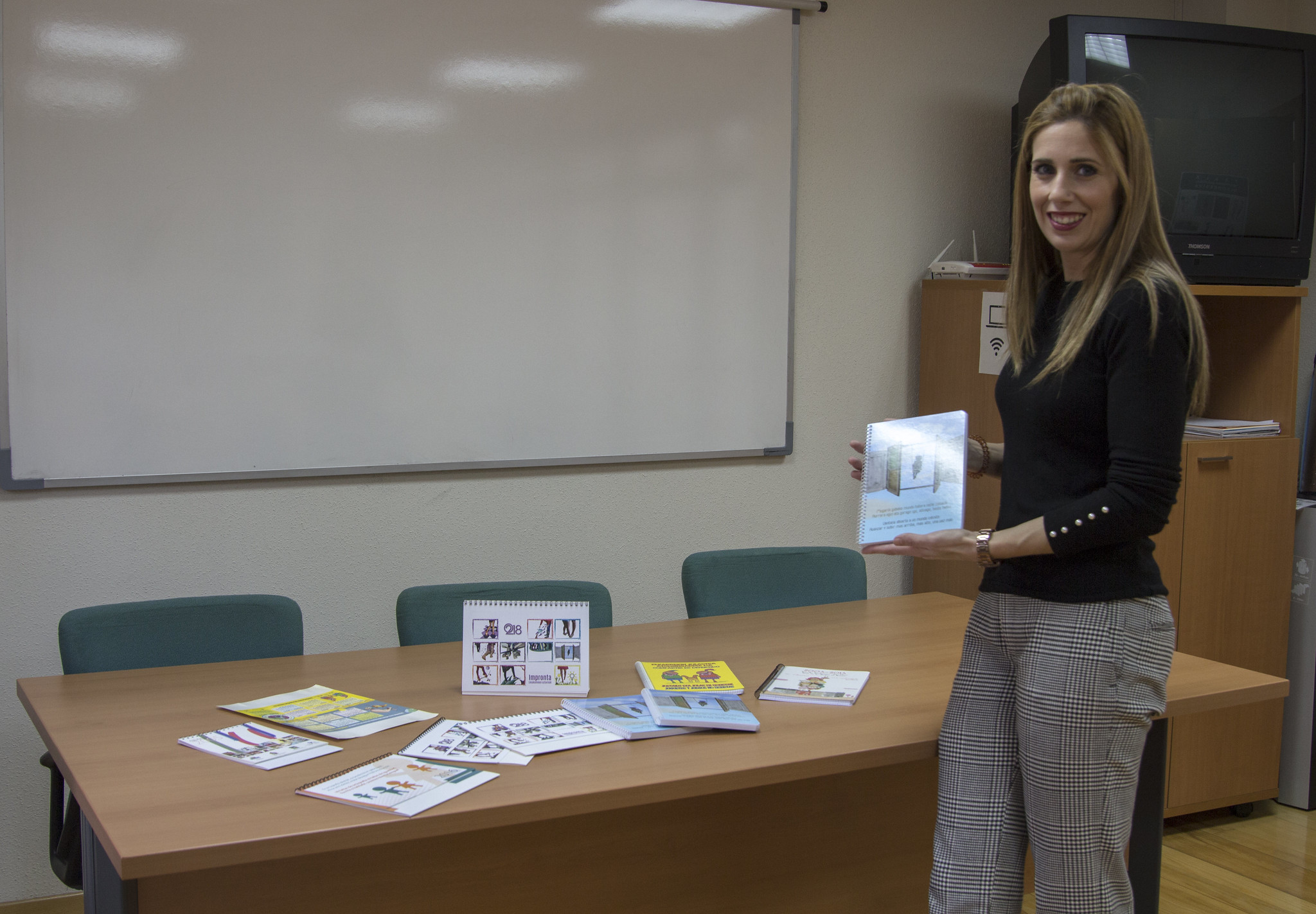 La Concejala de Igualdad Beatriz Gámiz con uno de los materiales editados en la mano