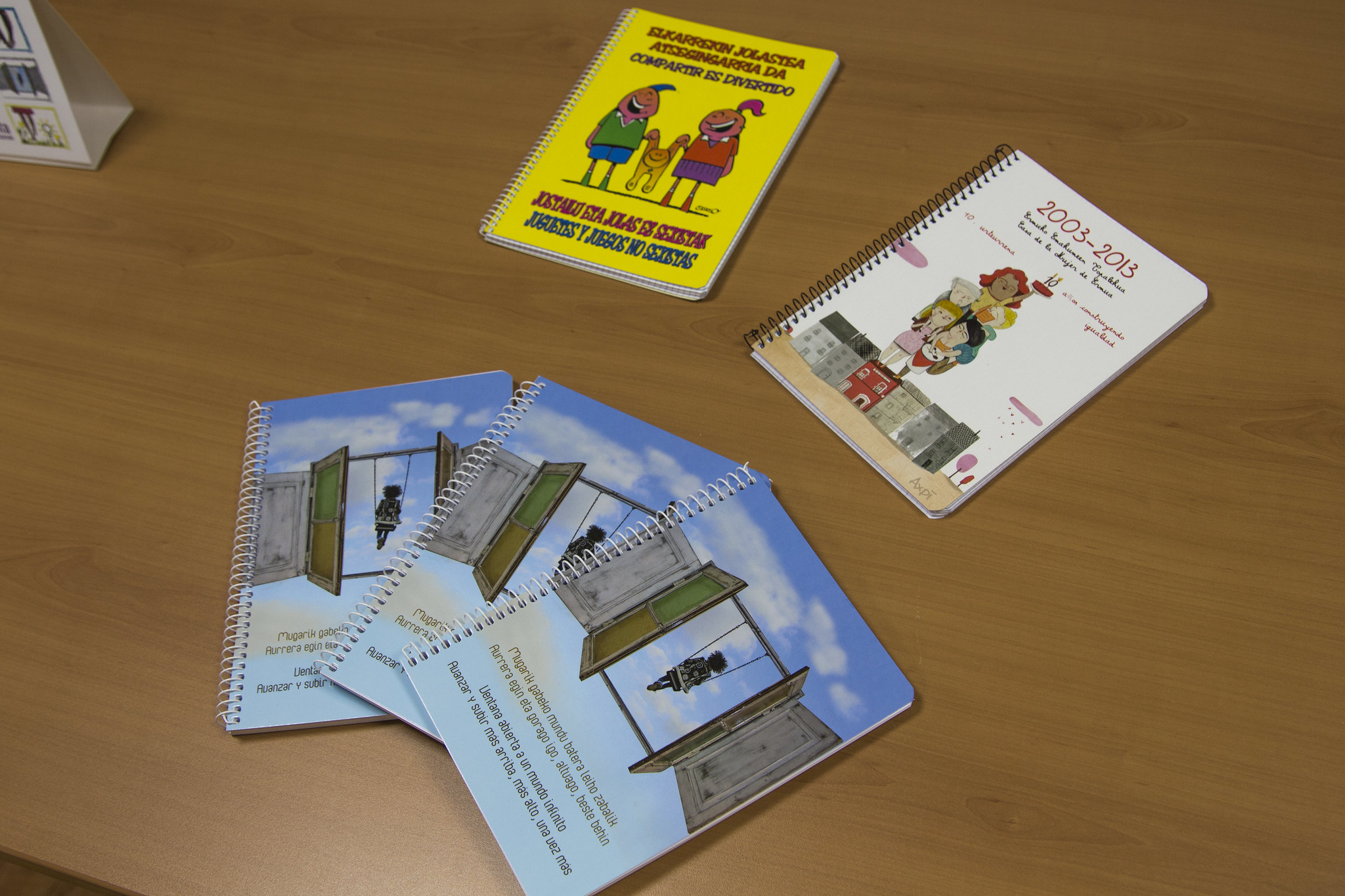 Material editado sobre una mesa