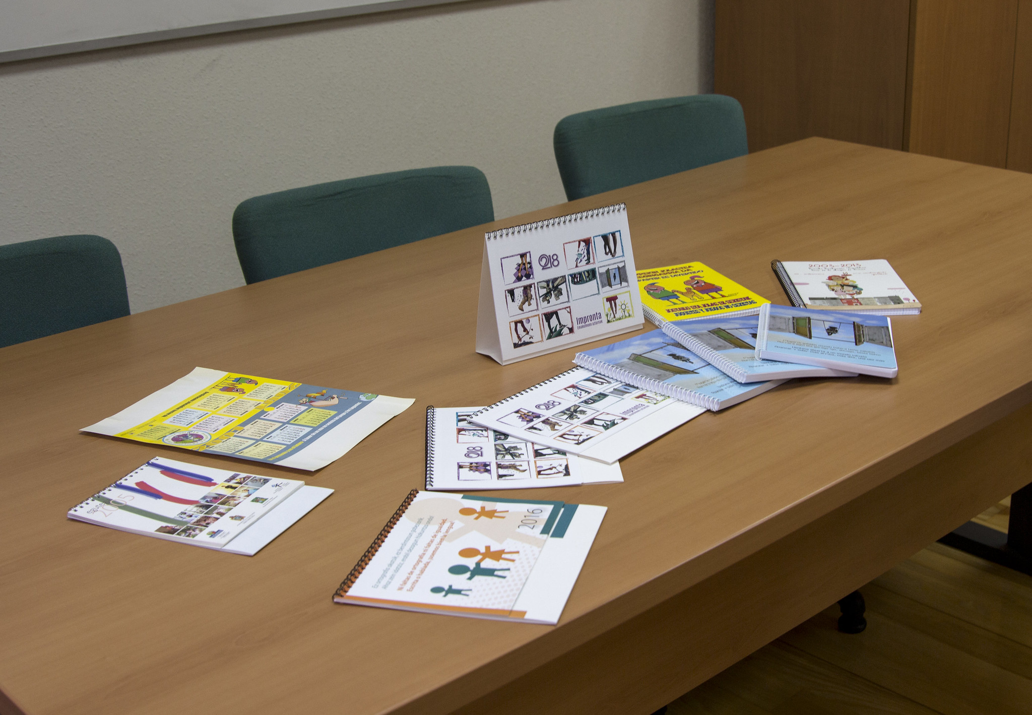 Material editado sobre una mesa