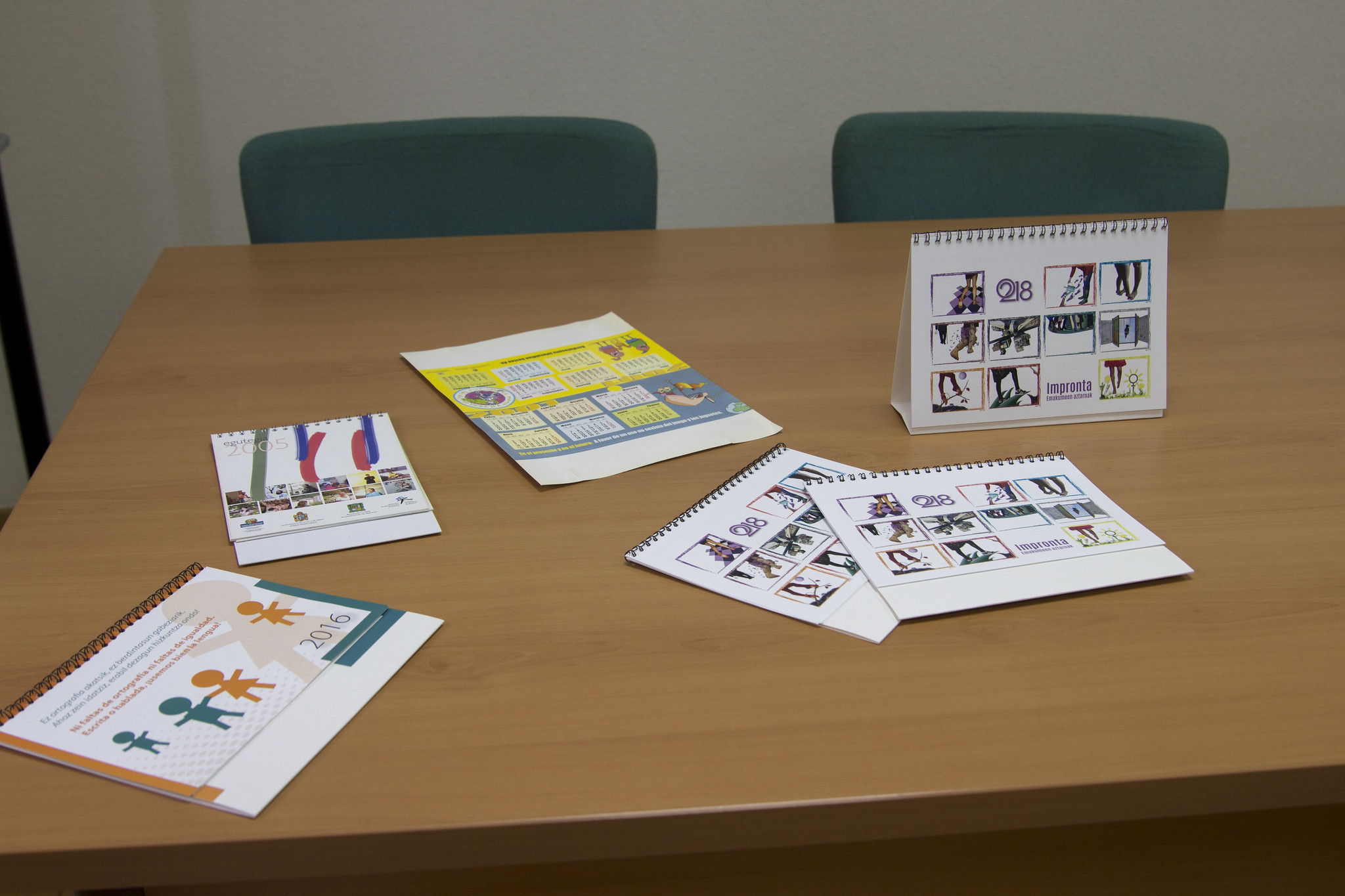 Material editado sobre una mesa